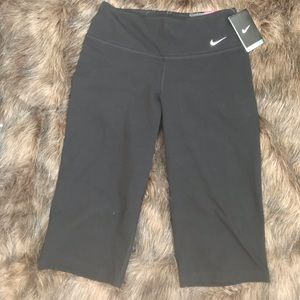 ✨3 FOR $20✨ NWT Nike Dri Fit Regular Capris Size S